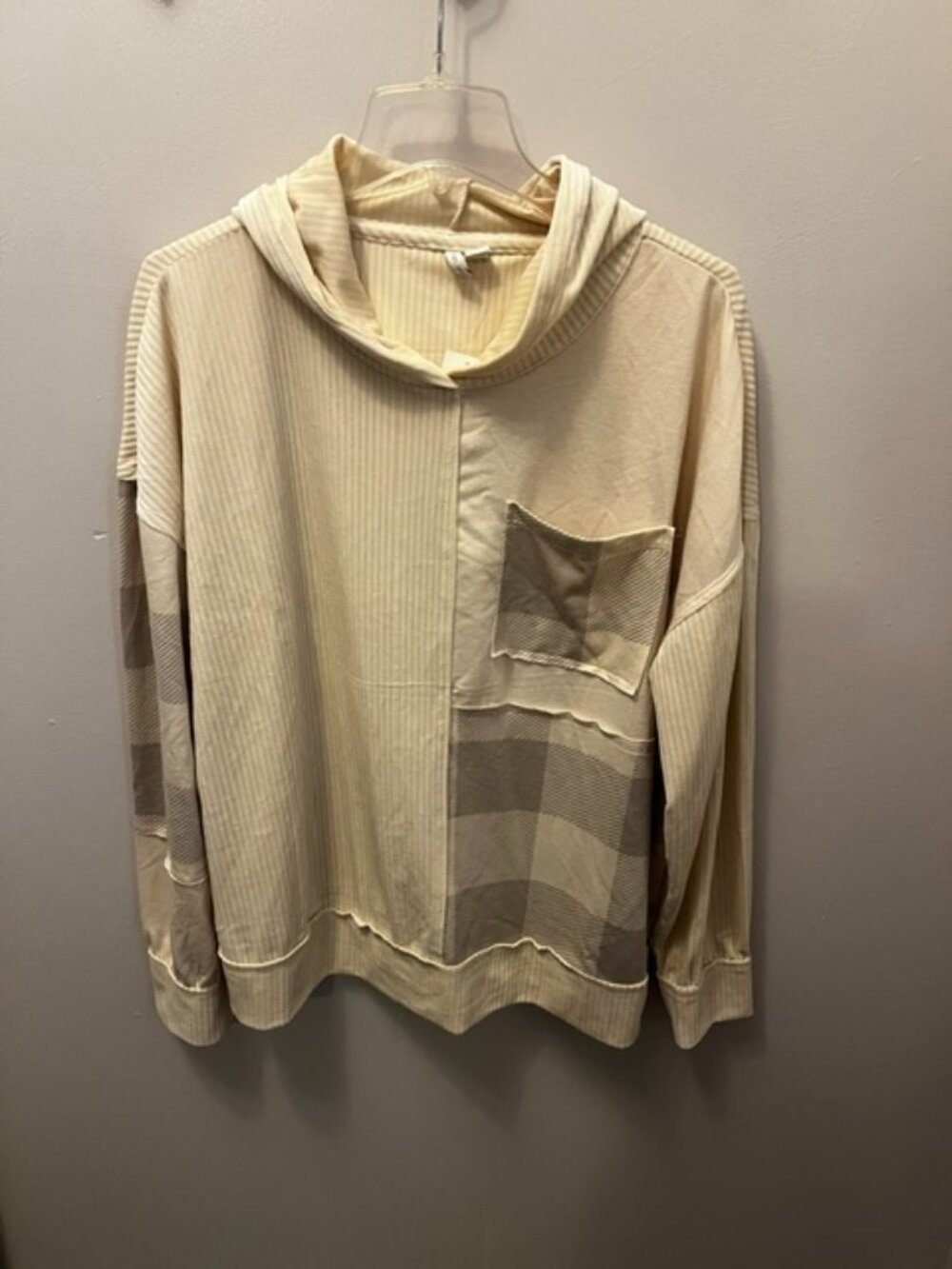 Women's New w/tags Sweater, Size XL, Cream/Taupe color, Hoodie, pocket, So Soft!